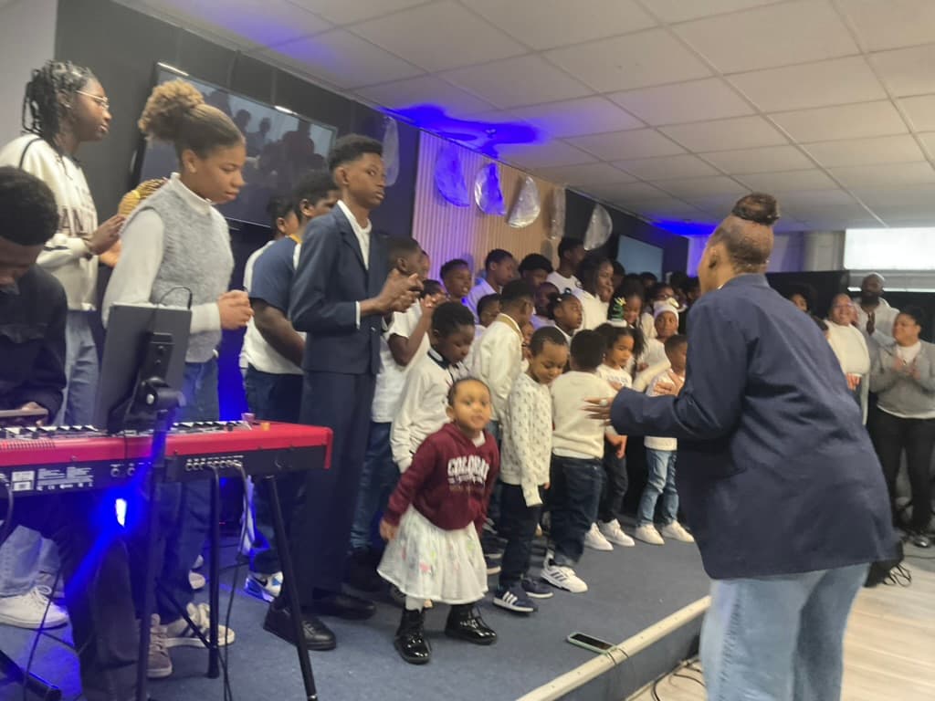 Les enfants chantent pour le Seigneur